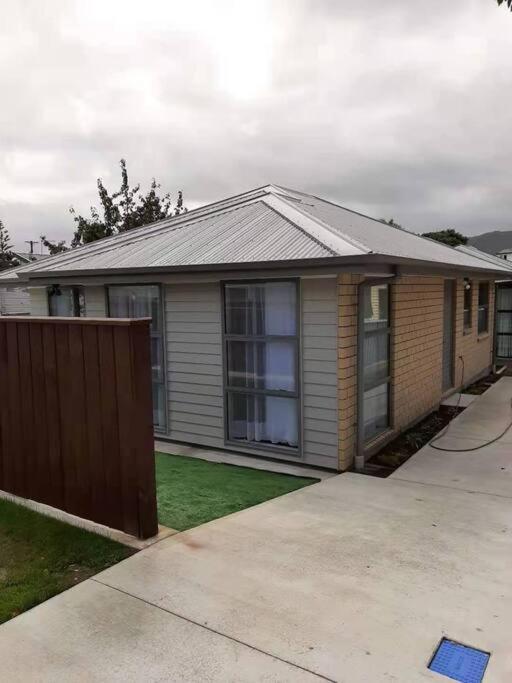 Entire House - Brand New 2 Bedroom House ロワー・ハット エクステリア 写真